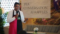 Dilhan Fernando selaku CEO Dilmah Tea memperkenalkan Dilmahs Tea Makers Private Reserve yang ada di Hotel Raffles Jakarta. Foto: Raffles Jakarta