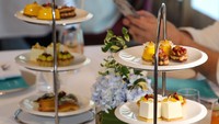 Susunan kudapan gurih dan manis untuk high tea terlihat estetik. Harganya Rp 500.000++ untuk 2 orang di The Writers Bar. Tersedia mulai pukul 3 sampai 6 sore. Foto: Raffles Jakarta