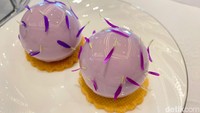 Mau kudapan manis? Dessert lavender ini sayang dilewatkan ya. Tampilannya sangat cantik. Foto: Andi Annisa DR/detikfood