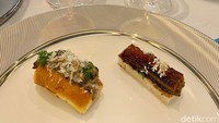 High tea bisa dinikmati dengan kudapan gurih seperti Philly Steak dan Unagi Toasted. Untuk teh pengiringnya adalah black tea dan green tea. Foto: Andi Annisa DR/detikfood