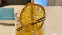 Teh Dilmah juga bisa dikreasikan jadi mocktail segar. Paduannya puree mangga, rose syrup, dan jus peach. Slurpp! Foto: Andi Annisa DR/detikfood