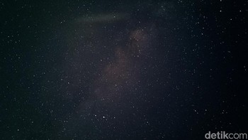 DetikINET menggunakan fitur edit di aplikasi Photos bawaan Realme 11 Pro Plus. Foto: Adi Fida Rahman/detikINET