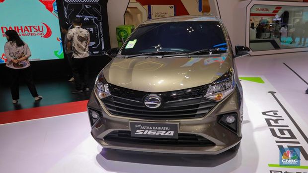 Mobil Daihatsu New SIgra dalam pameran Gaikindo Indonesia International Auto Show Gaikindo Indonesia International Auto Show di ICE BSD, Tangerang, Banten, Kamis (10/8/2023). (CNBC Indonesia/Faisal Rahman)
