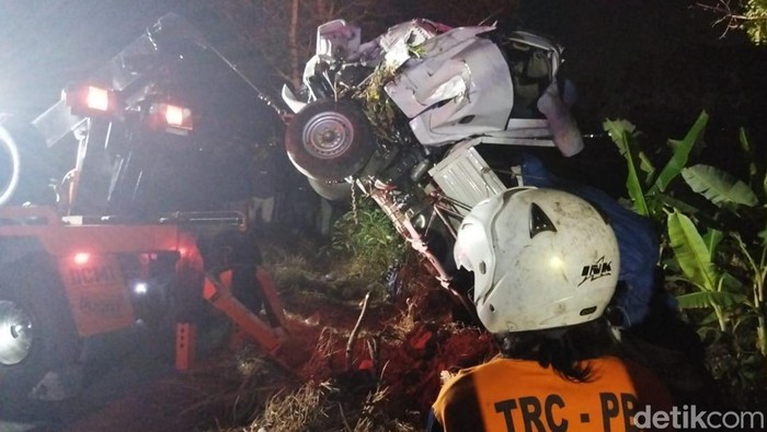 Mobil pikap tercebur di sungai, Jalan Delanggu-Juwiring, Klaten, Jumat (11/8/2023).