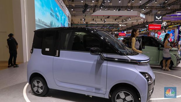 Mobil Wuling Air Ev dalam pameran Gaikindo Indonesia International Auto Show Gaikindo Indonesia International Auto Show di ICE BSD, Tangerang, Banten, Kamis (10/8/2023). (CNBC Indonesia/Faisal Rahman)