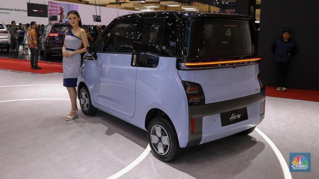 Mobil Wuling Air Ev dalam pameran Gaikindo Indonesia International Auto Show Gaikindo Indonesia International Auto Show di ICE BSD, Tangerang, Banten, Kamis (10/8/2023). (CNBC Indonesia/Faisal Rahman)