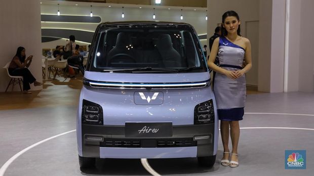 Mobil Wuling Air Ev dalam pameran Gaikindo Indonesia International Auto Show Gaikindo Indonesia International Auto Show di ICE BSD, Tangerang, Banten, Kamis (10/8/2023). (CNBC Indonesia/Faisal Rahman)