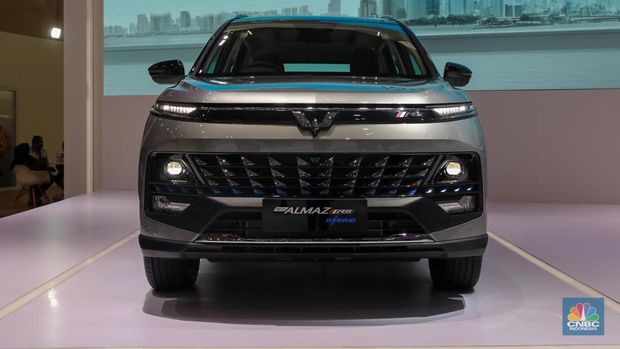 Mobil Wuling New Almaz RS Hybrid dalam pameran Gaikindo Indonesia International Auto Show Gaikindo Indonesia International Auto Show di ICE BSD, Tangerang, Banten, Kamis (10/8/2023). (CNBC Indonesia/Faisal Rahman)