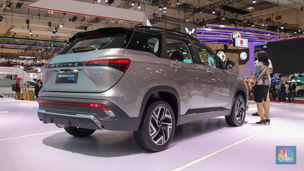 Mobil Wuling New Almaz RS Hybrid dalam pameran Gaikindo Indonesia International Auto Show Gaikindo Indonesia International Auto Show di ICE BSD, Tangerang, Banten, Kamis (10/8/2023). (վ/Faisal Rahman)