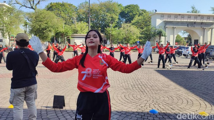 Momen Wali Kota Semarang Hevearita Gunaryanti Rahayu melepas kontingen marching band SMPN 1 Semarang di Balai Kota Semarang, Jumat (11/8/2023).