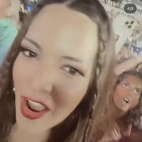 Makeup artis berusia 33 tahun ini saat menonton konser Taylor Swift pun terlihat bold, dengan perona bibir maroon. Sementara itu Mikhayla Bakrie, anak Nia Ramadhani dan Ardi Bakrie menawan pakai one shoulder top dan hot pants putih yang dilengkapi dengan sneakers senada. Foto: Dok. Instagram Nia Ramadhani