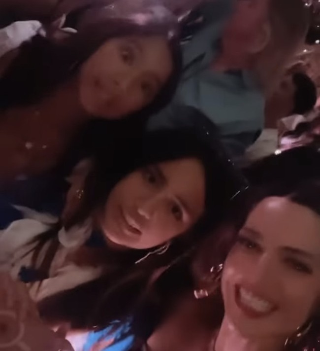 Belum lama ini artis sinetron Nia Ramadhani nonton konser Taylor Swift di Los Angeles bersama dengan Adinda Bakrie dan anak-anaknya. Sang artis pun membagikan keseruannya di Instagram dalam beberapa foto dan video. Foto: Dok. Instagram Nia Ramadhani
