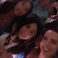 Belum lama ini artis sinetron Nia Ramadhani nonton konser Taylor Swift di Los Angeles bersama dengan Adinda Bakrie dan anak-anaknya. Sang artis pun membagikan keseruannya di Instagram dalam beberapa foto dan video. Foto: Dok. Instagram Nia Ramadhani