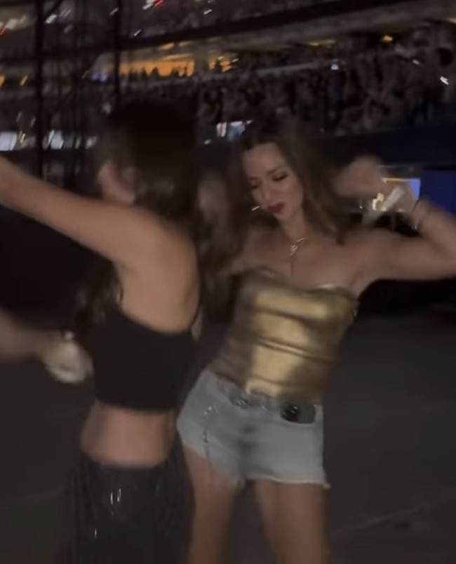 Nia Ramadhani terlihat seksi dengan bandeau top berwarna gold yang dipadupadankan dengan hot pants jeans. Ia pun menyempurnakan penampilannya dengan leather boots warna mustard. Foto: Dok. Instagram Nia Ramadhani