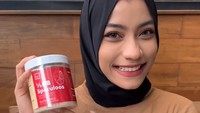 Asupan protein menjadi fokus utama yang diperhatikan oleh Okky. Ada selai bubuk yang juga dikonsumsi untuk ditambahkan baik ke minuman maupun makanan. Foto: Instagram/okyyloiviaa