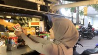 Di sana ia memesan es kopi untuk menyegarkan tubuhnya. Kopi cappucino yang creamy dipesan Okky untuk dinikmati sambil bersantai. Foto: Instagram/okyyloiviaa