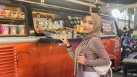 Selain kafe dengan desain kece, ia juga tak sungkan menyambangi kafe sederhana. Seperti kafe dengan mobil VW Combi yang dikunjunginya ini. Foto: Instagram/okyyloiviaa