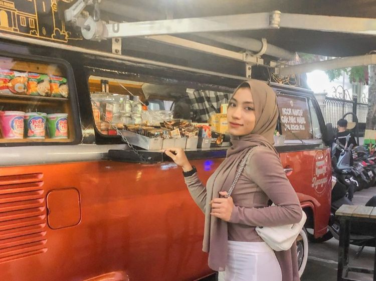 Disebut Mirip Oklin Fia, Ini Sosok Oky Olivia Saat Hangout di Kafe