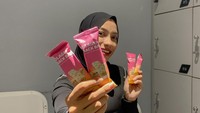 Untuk menjaga tubuhnya, Okky Olivia menjaga asupan camilannya. Snack bar yang tinggi protein dipilih Okky untuk dikonsumsi disela-sela waktu olahraga. Foto: Instagram/okyyloiviaa