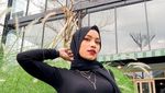 Disebut Mirip Oklin Fia, Ini Sosok Oky Olivia Saat Hangout di Kafe
