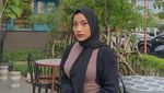 Disebut Mirip Oklin Fia, Ini Sosok Oky Olivia Saat Hangout di Kafe