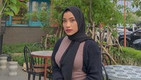 Selain penyuka kebugaran, Okky Olivia juga senang hangout ke kafe. Kafe estetik dengan pepohonan teduh di halamannya sering disambangi oleh Okky. Foto: Instagram/okyyloiviaa