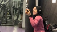 Okky juga pegiat kebugaran yang sering mengunggah posenya saat berolahraga. Pakaiannya dinilai kurang sopan dengan sosoknya yang mengenakan kerudung. Foto: Instagram/okyyloiviaa