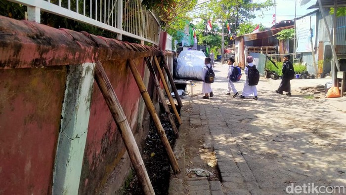 Pagar tembok SD Inpres Banta-bantaeng Makassar nyaris roboh.