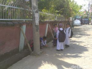 Upaya Disdik Makassar Perbaiki Pagar Tembok SD Nyaris Roboh-Diganjal Bambu
