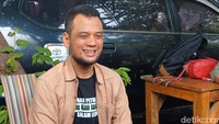 Panji Petualang tersenyum saat menceritakan kondisi tubuhnya yang semakin kurus karena idap diabetes. Bobot tubuhnya turun sampai 30 kilogram. Foto: Febri/detikHOT