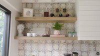 Pada rak bagian atasnya juga tersedia gelas dengan berbagai bentuk dan ukuran. Penggunaannya bisa disesuaikan dengan jenis minuman yang ingin dinikmati. Foto: YouTuber/Architectural Design