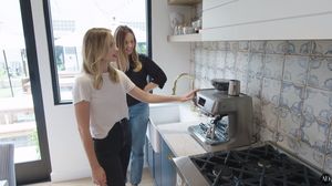 Cantik Minimalis! 10 Potret Pantry di Kantor Margot Robbie