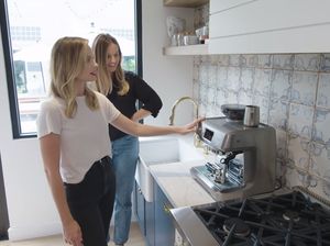 Cantik Minimalis! 10 Potret Pantry di Kantor Margot Robbie