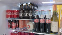 Persediaannya juga dijaga agar selalu penuh. Mulai dari soda hingga minuman beralkohol bisa diambil sepuasnya dari dalam kulkas. Foto: YouTuber/Architectural Design
