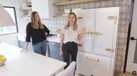 Bergeser sedikit ke sisi kanan, ada kulkas dengan desain yang unik. Tampak seperti lemari antik, Margot Robbie menyimpan minuman dingin di dalamnya. Foto: YouTuber/Architectural Design
