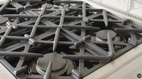 Kompor yang tersedia di pantrynya juga tak kalah canggih. Kompor empat tungku itu dapat digunakan untuk memasak maupun memanaskan makanan. Foto: YouTuber/Architectural Design