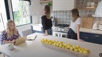 Meja di bagian tengahnya menjadi tempat favorit Margot Robbie dan rekan kerjanya. Menyelesaikan pekerjaan sambil berbincang santai dilakukan di meja pantry. Foto: YouTuber/Architectural Design