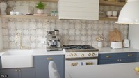Perpaduan warna putih dan biru tua menghadirkan sentuhan yang elegan. Peralatannya juga disediakan lengkap untuk memasak ringan. Foto: YouTuber/Architectural Design