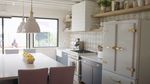 Cantik Minimalis! 10 Potret Pantry di Kantor Margot Robbie