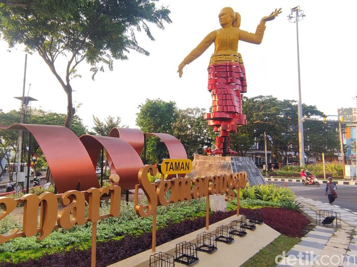 Patung bergerak di Taman Kaliwiru atau Taman Penari Semarangan, Kota Semarang, Jumat (11/8/2023).