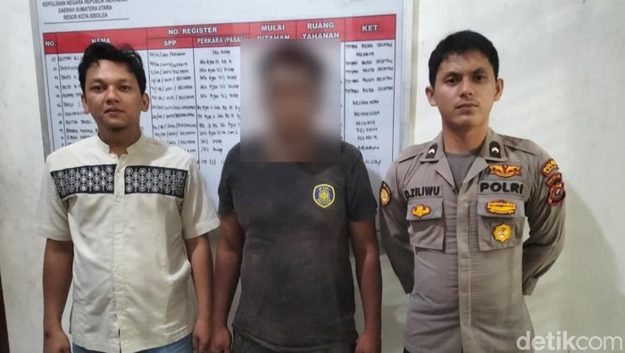 Pecatan TNI di Sibolga ditangkap karena mencoba merampok warga.