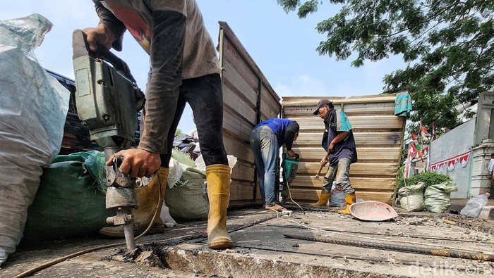 Pelan-pelan, Ada Bongkaran Box Cluvert di Sisimangaraja Jaksel Para pekerja membongkar box culvert beton di Jl Sisimangaraja, Jakarta Selatan, Rabu (9/8/2023). Pembongkaran ini dilakukan untuk perawatan.