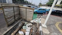 Akibat pengerjaan ini, lajur jalan terjadi penyempitan dan membuat arus lalu lintas dari arah Blok M menuju jalan Senayan tersendat terutama pada jam sibuk. 
