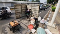Selain itu, jalur sepeda tidak bisa digunakan karena pembongkaran ini. 