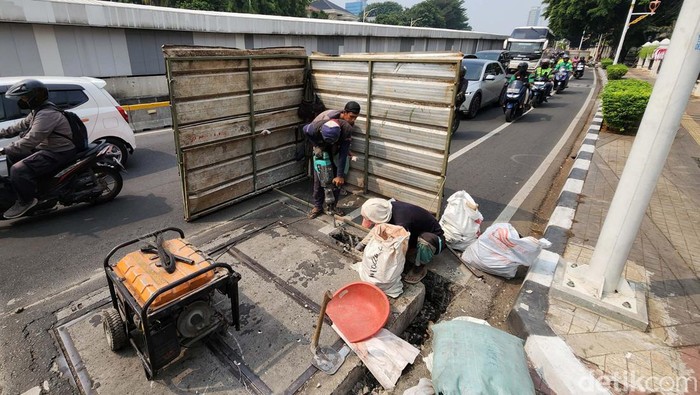 Pelan-pelan, Ada Bongkaran Box Cluvert di Sisimangaraja Jaksel Para pekerja membongkar box culvert beton di Jl Sisimangaraja, Jakarta Selatan, Rabu (9/8/2023). Pembongkaran ini dilakukan untuk perawatan.