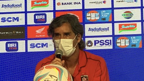 Pelatih Bali United FC Stefano Cugurra saat memberi keterangan jelang pertandingan lawan PSM Makassar, Kamis (10/8/2023).