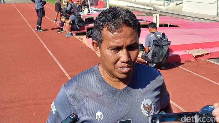 Pelatih Timnas Indonesia U-17 Bima Sakti di Stadion Sriwedari Solo, Jumat (11/8/2023).