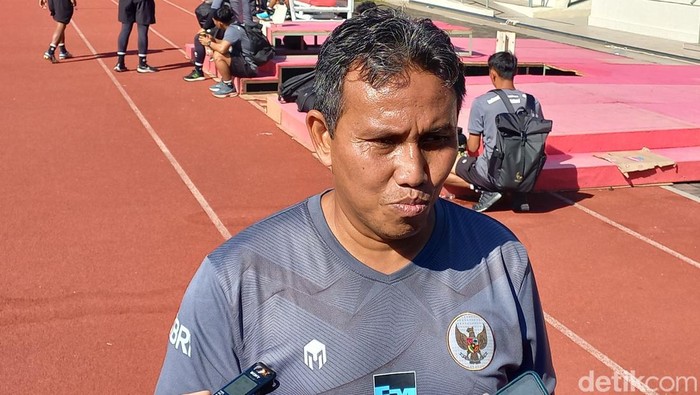 Pelatih Timnas Indonesia U-17 Bima Sakti di Stadion Sriwedari Solo, Jumat (11/8/2023).