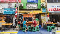 Selain itu, tak sedikit pedagang kaki lima berjualan di jalur pejalan kaki itu.  