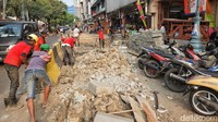 Trotoar ditata dan dilebarkan untuk jalur pedestrian hingga lebih lapang dan menyisakan satu jalur untuk kendaraan pribadi.  